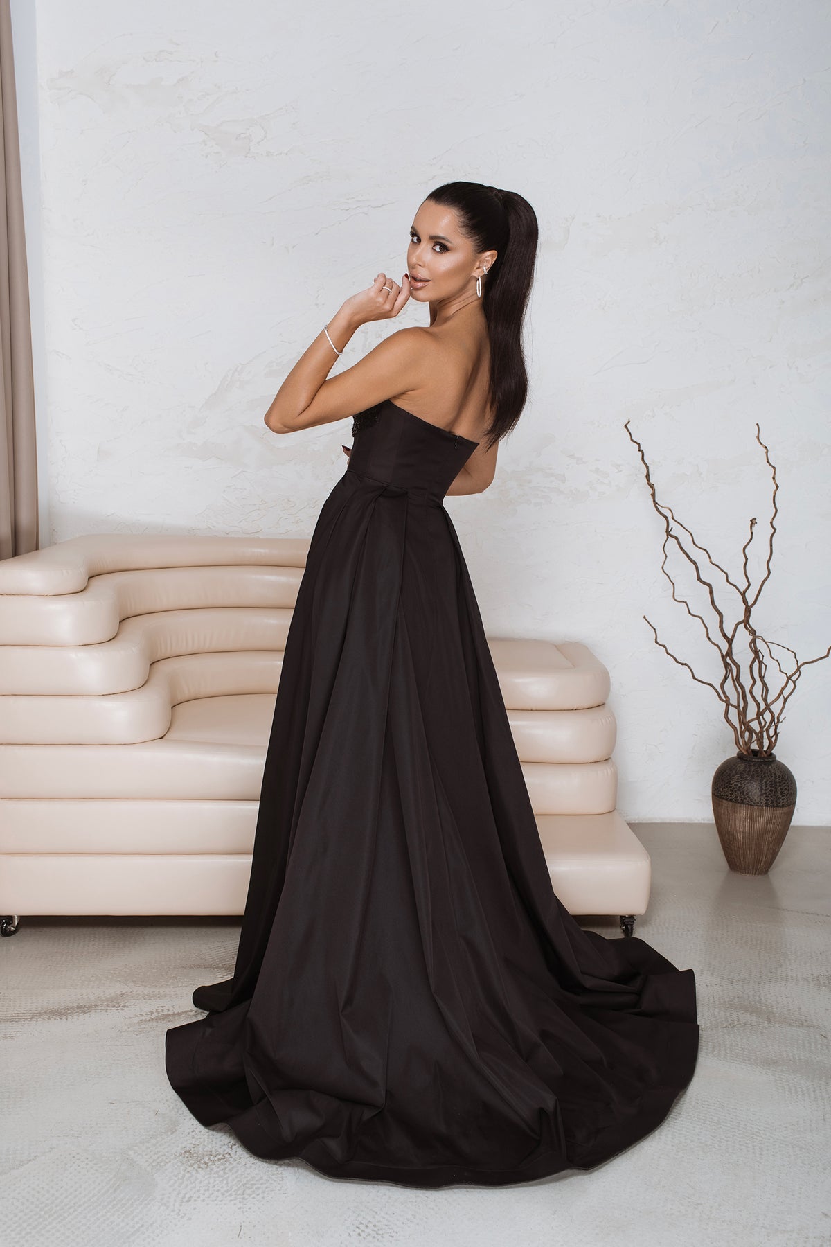  structured skirt with front slit and pockets